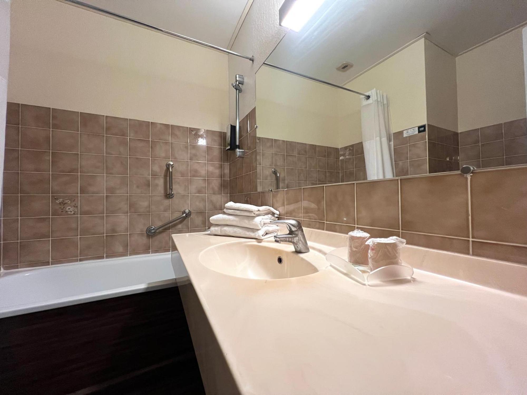 Logis Hotel Restaurant Des Thermes Lamalou-les-Bains Εξωτερικό φωτογραφία